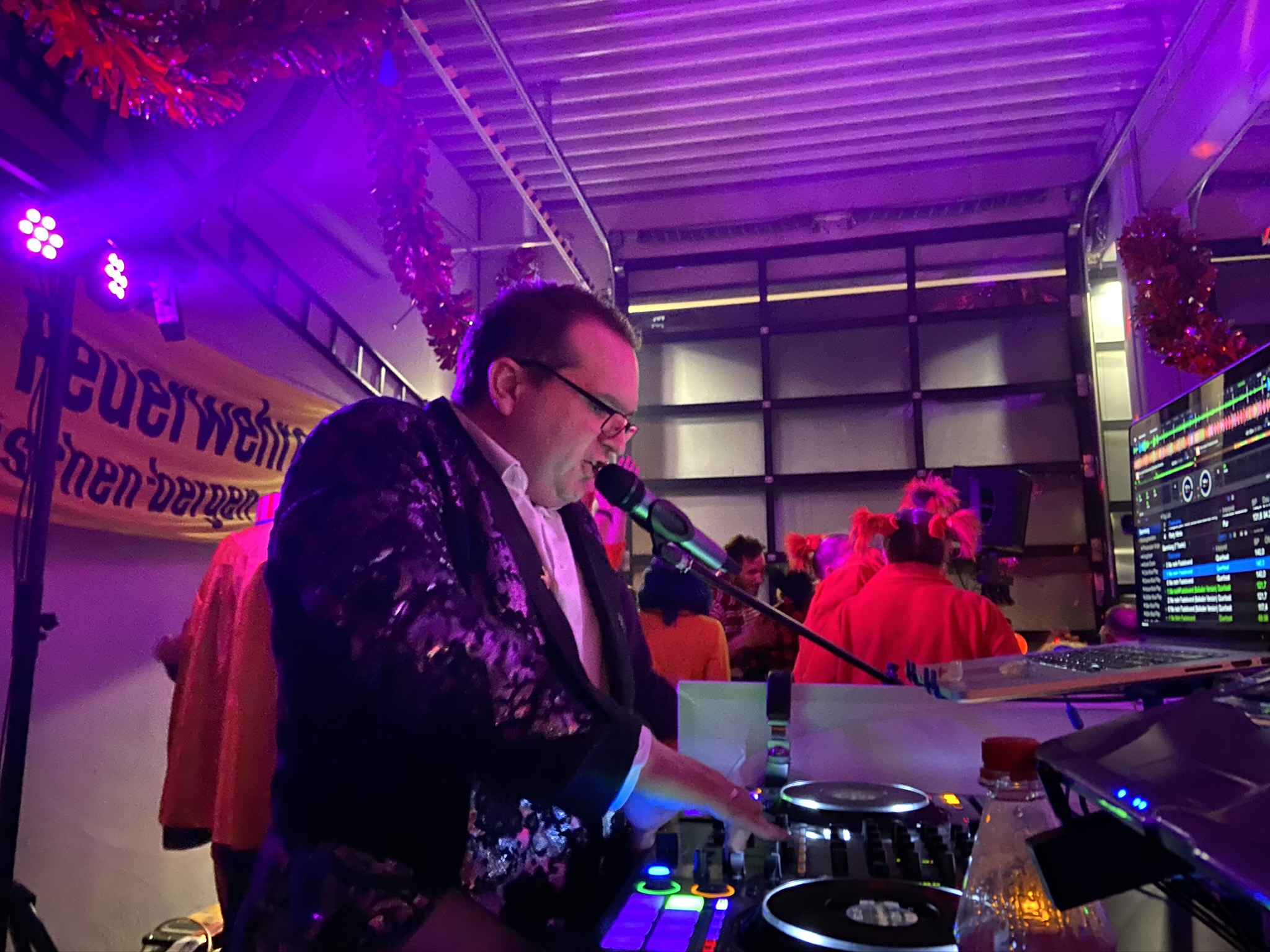 Feiernde Gäste auf einer Geburtstagsparty